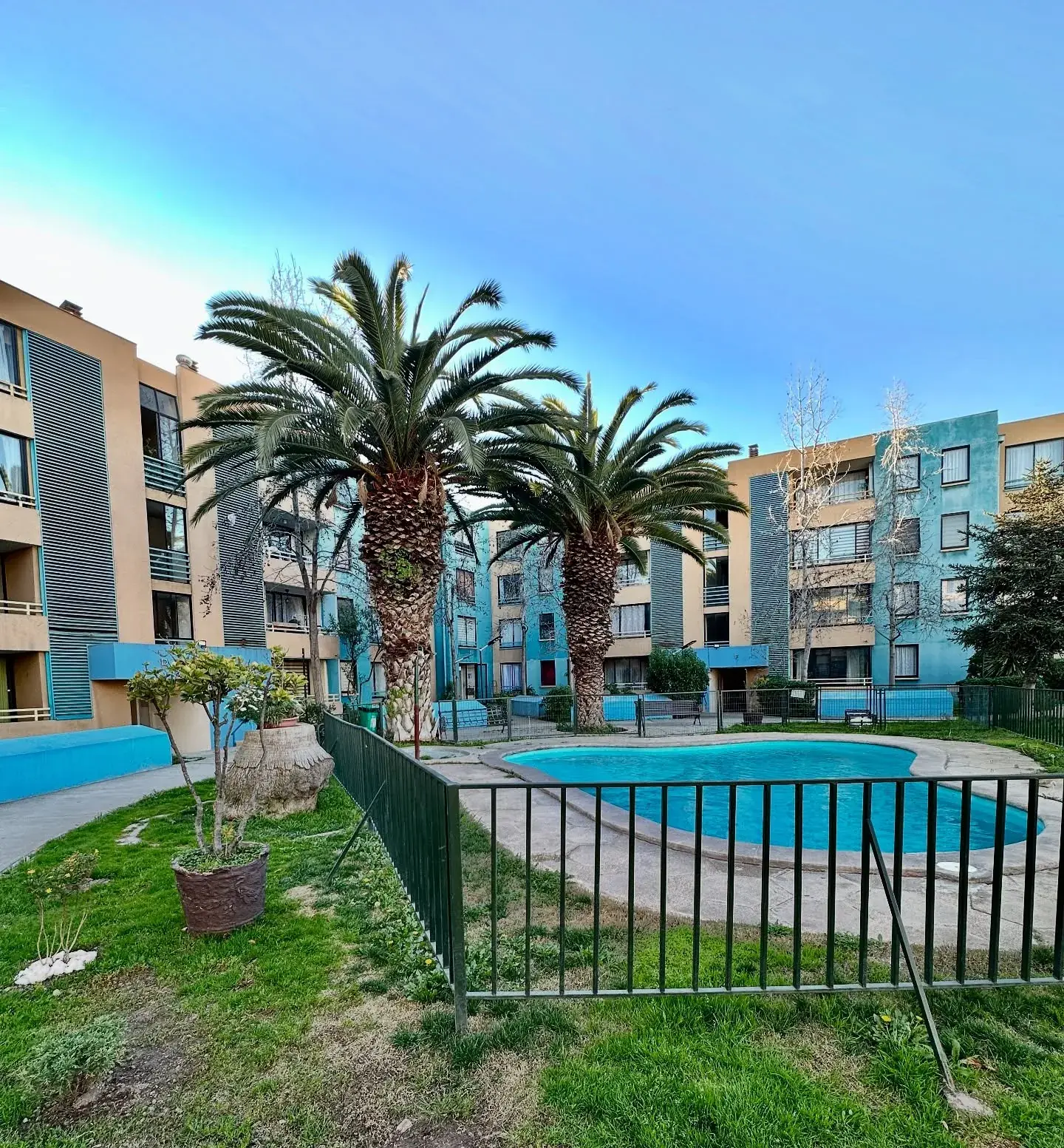 Condominio con piscina y palmeras en San Bernardo