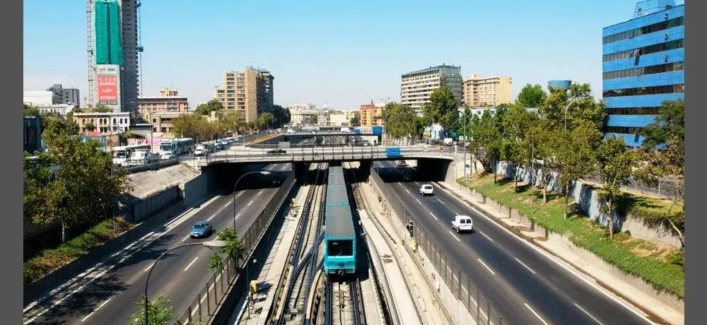 Autopista y tren en la Zona Sur de Santiago