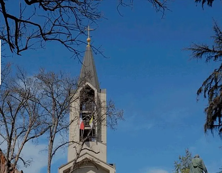 Torre de la parroquia de San Bernardo entre árboles